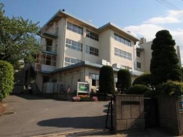 松戸市立松ヶ丘小学校／徒歩3分・約180m(2025年12月)