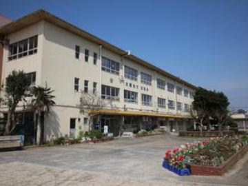 松戸市立栗ケ沢小学校／徒歩5分・約400m(2025年8月)