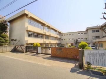 松戸市立上本郷小学校／徒歩14分・約1,120m(2025年12月)