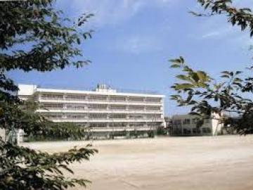 松戸市立六実中学校／徒歩8分・約600m