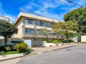 松戸市立根木内中学校/徒歩11分・約833m(2024年12月) 松戸市立根木内中学校/徒歩11分・約833m(2024年12月)