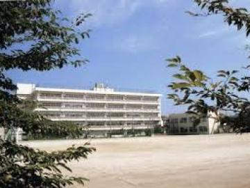 松戸市立六実中学校／徒歩16分・約1,240m(2026年6月)