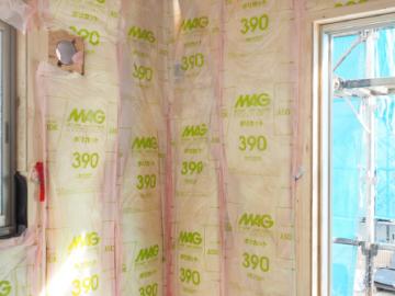 その他画像／壁・天井に厚さ100mmのグラスウール断熱材を採用。