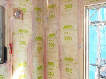 その他画像／壁・天井に厚さ100mmのグラスウール断熱材を採用。